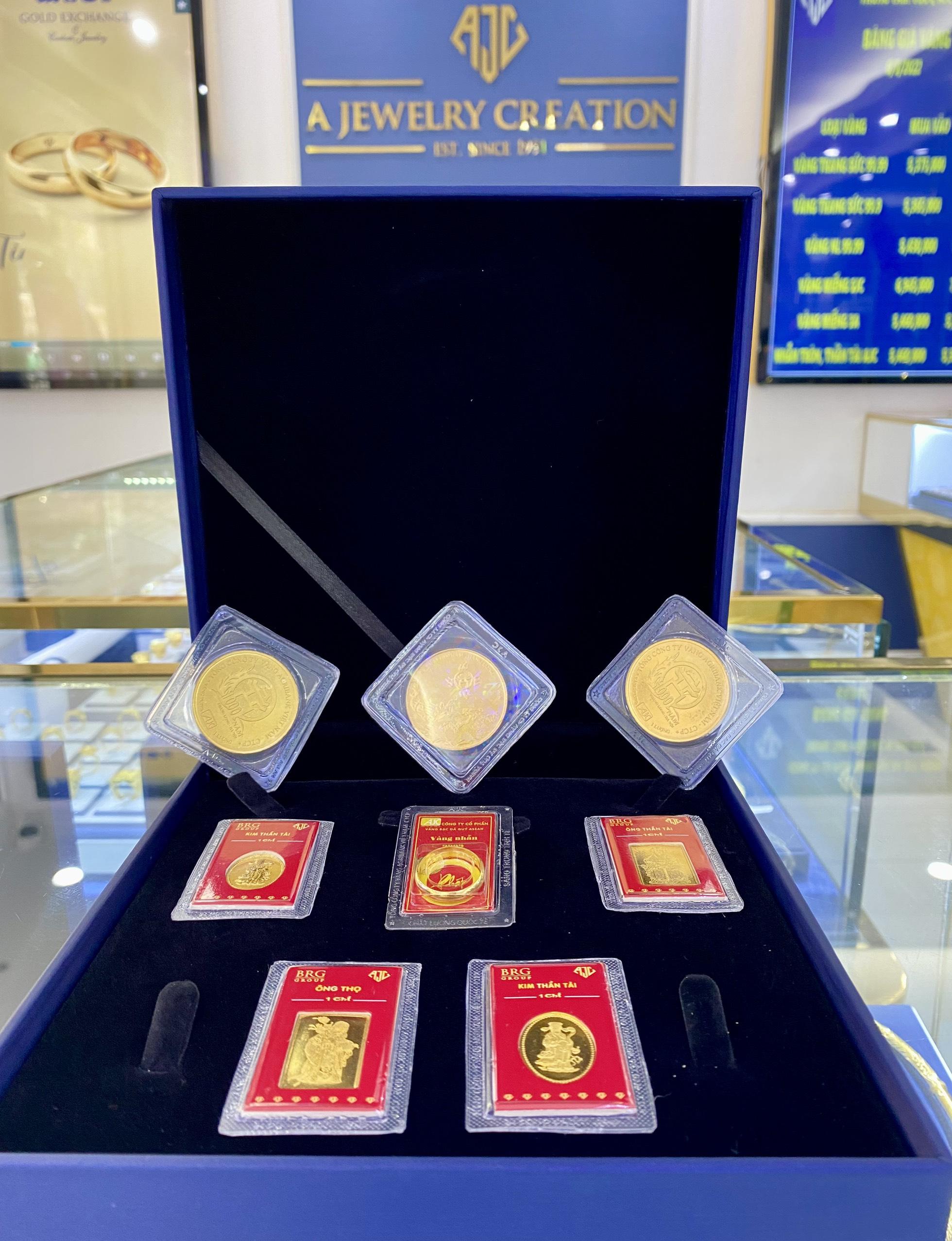 Giá vàng hôm nay 6-5: Vàng SJC cao hơn thế giới tới 18 triệu đồng/lượng